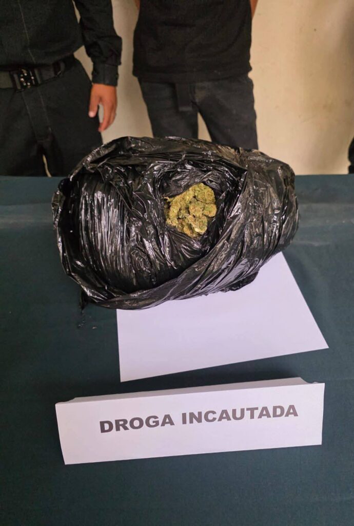 Detienen a joven con motocicleta de placa adulterada y más de un kilo de marihuana en Calzada