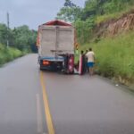 Camión retrocede en pendiente y arrastra motocarro en la vía Eslabón – Sacanche