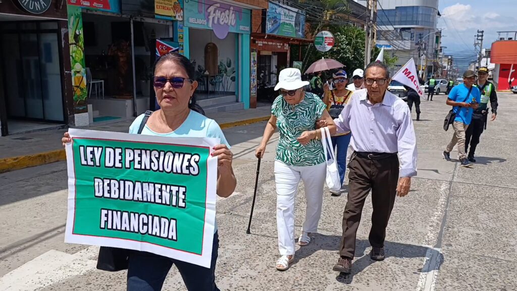 Cesantes y jubilados del magisterio protestan en Tarapoto por aumento de pensiones