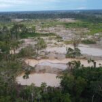 Minería ilegal casi ausente en la agenda electoral: Solo un tercio de partidos propone medidas para enfrentarla