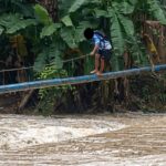 Niño arriesga su vida al cruzar quebrada crecida en Bello Horizonte