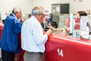 Docentes jubilados recibirán pensión de hasta S/3,500 tras oficialización de la Ley Nº 32581