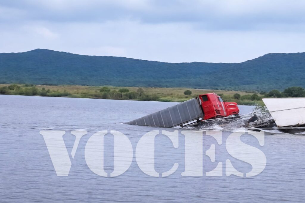 Semitrailer con 35 toneladas de maíz cae al río Huallaga y conductor se salva de milagro