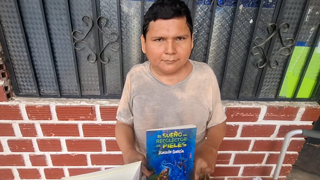 Joven escritor amazónico vende libro para adquirir una silla de ruedas