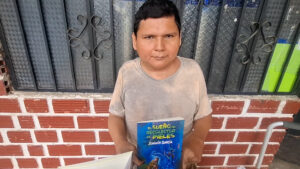Joven escritor amazónico vende libro para adquirir una silla de ruedas