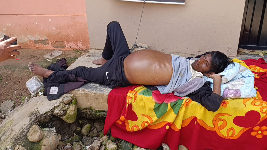 Abandonado y enfermo permanece un joven postrado en una calle de Tarapoto sin atención médica