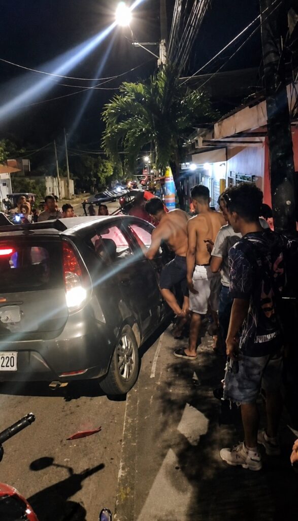 Automóvil impacta contra cuatro vehículos estacionados en La Banda de Shilcayo