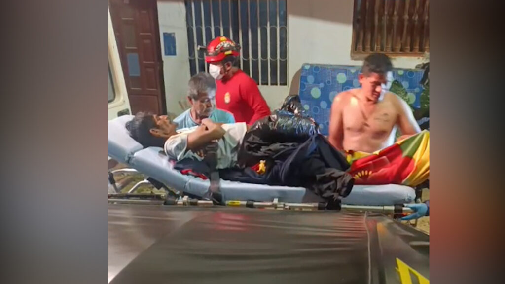 Bomberos trasladan al hospital a hombre con cirrosis que vivía abandonado en calles de Tarapoto