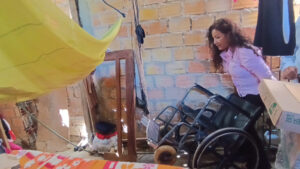 OMAPED entrega silla de ruedas a recicladora atropellada por camión recolector