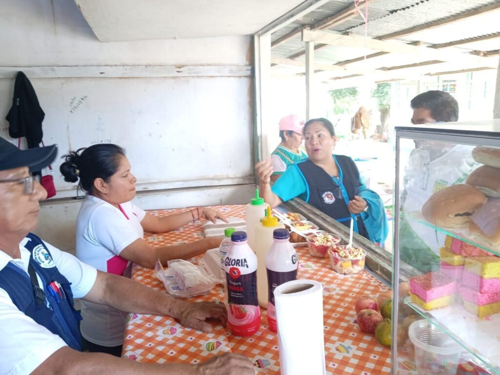 Red de Salud Alto Amazonas fortalece vigilancia de quioscos escolares para garantizar alimentación saludable