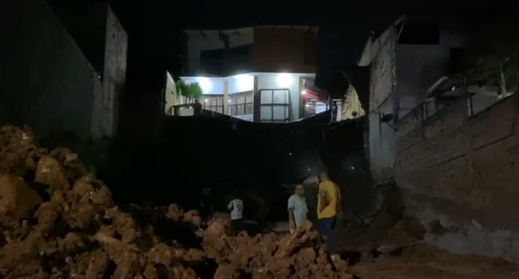 Colapso de cerco perimétrico genera alarma entre vecinos en el distrito de Morales