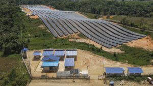 La Amazonía avanza hacia una energía más limpia con sistemas solares y baterías