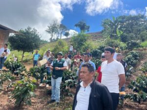 Cafetaleros de Alto Progreso – Cuñumbuque recibieron análisis de suelos del rector de la UNSM y estudiantes de Agronomía
