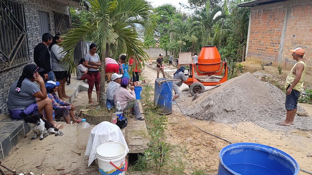 Vecinos unen esfuerzos y pavimentan calles con recursos propios