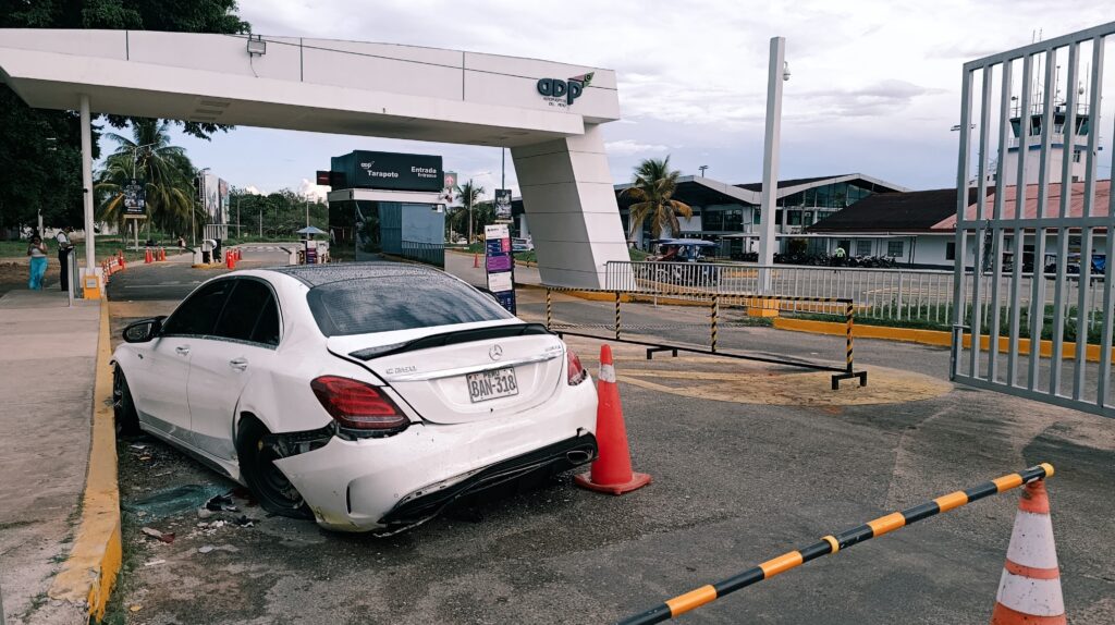 Mercedes-Benz queda destrozado tras despiste en la puerta del aeropuerto de Tarapoto