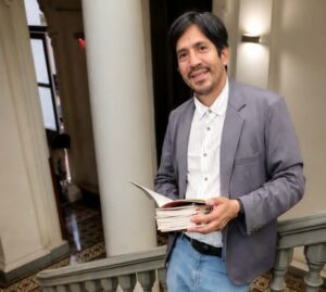 Cuando la ciencia abraza la penumbra del alma: La deslumbrante irrupción narrativa de Michael Quinteros