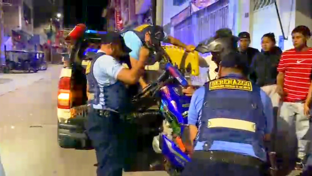 Adolescente queda grave tras choque con camioneta y conductor huye
