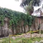 Alerta en Yurimaguas: Muro de colegio amenaza con desplomarse sobre estudiantes y viviendas