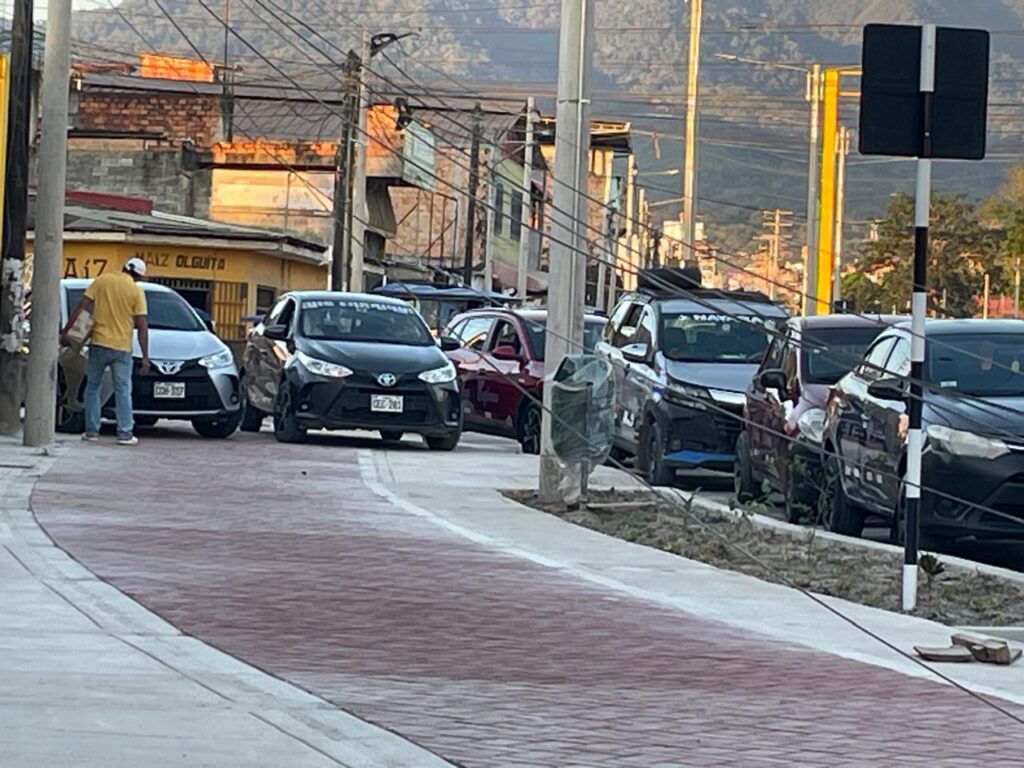 Vecinos denuncian a empresa de transportes por obstruir veredas y ciclovía en Tarapoto