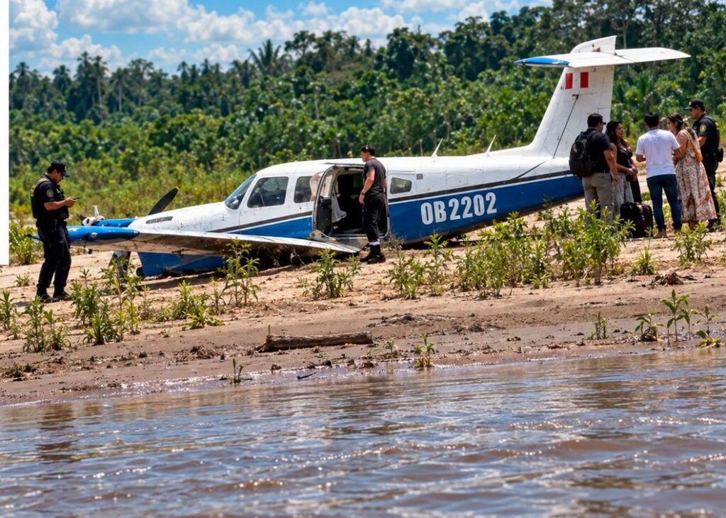 Aterrizaje forzoso en Ucayali termina en una playa del río Ucayali: Seis ocupantes resultan ilesos