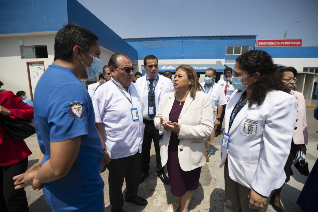 Presidenta de EsSalud: «Tenemos el compromiso de acompañar al paciente las 24 horas»