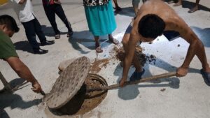 Alertan sobre buzones de desagüe obstruidos en una obra de alcantarillado próxima a inaugurarse en Chazuta