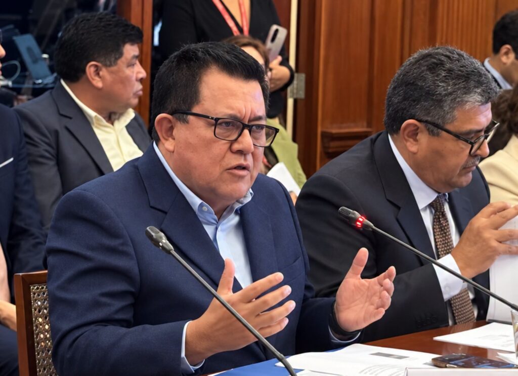 Senador Víctor Noriega expone al ministro de Trabajo la crisis en EsSalud de Tarapoto