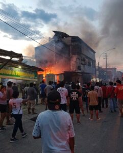 Incendio destruye vivienda de familia dedicada a la venta de refrescos en Tarapoto