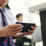 Minedu restringe el uso de celulares en colegios de todo el país