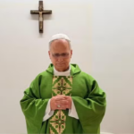 Primeras fotos del papa León XIV tras su operación: oficiando misa con su secretario peruano