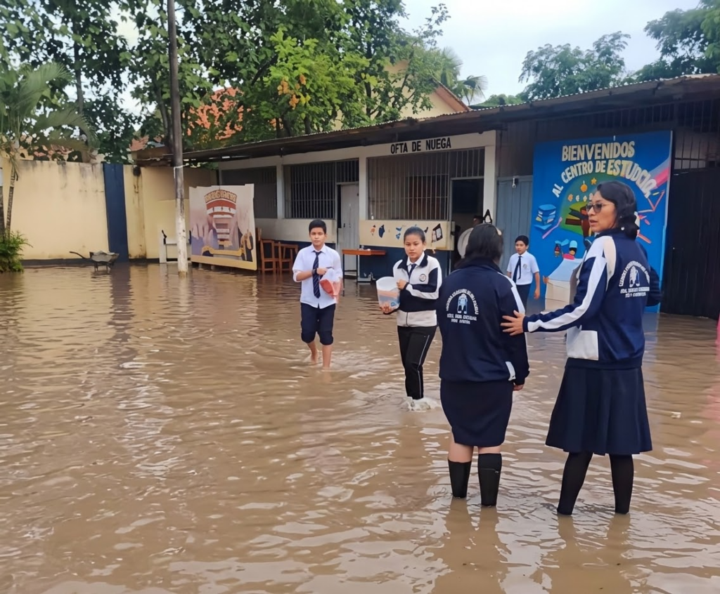 Lluvias inundan colegio y afectan tres vías en Nueva Cajamarca