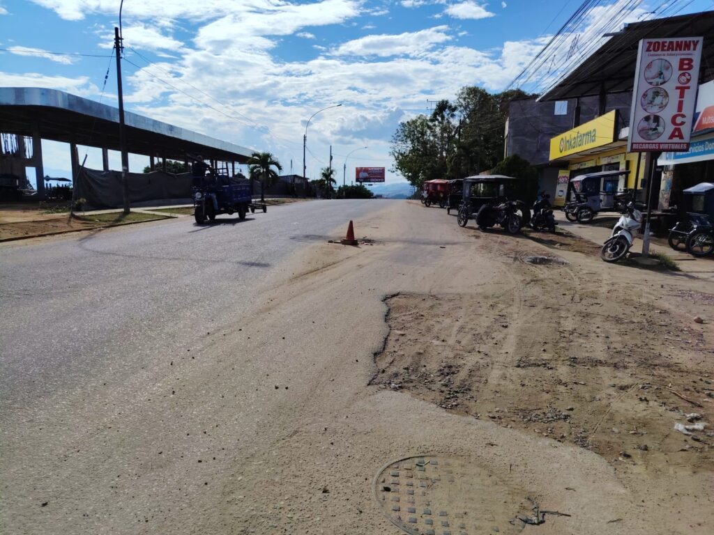 Tarapoto: La Av. Circunvalación se parte en dos y autoridades solo atinan a poner un cono