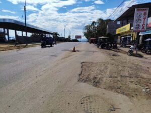 Tarapoto: La Av. Circunvalación se parte en dos y autoridades solo atinan a poner un cono